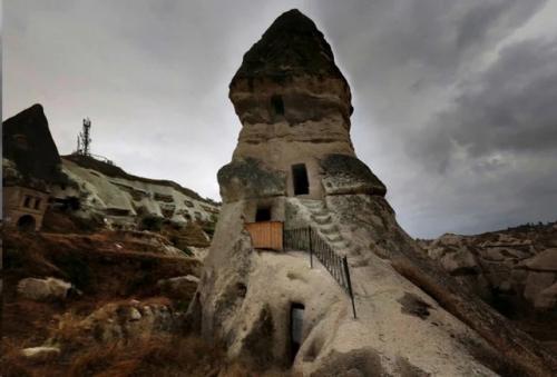 Жилье прямо в скалах, вырубленное тысячи лет назад - диковинная каппадокия. 05