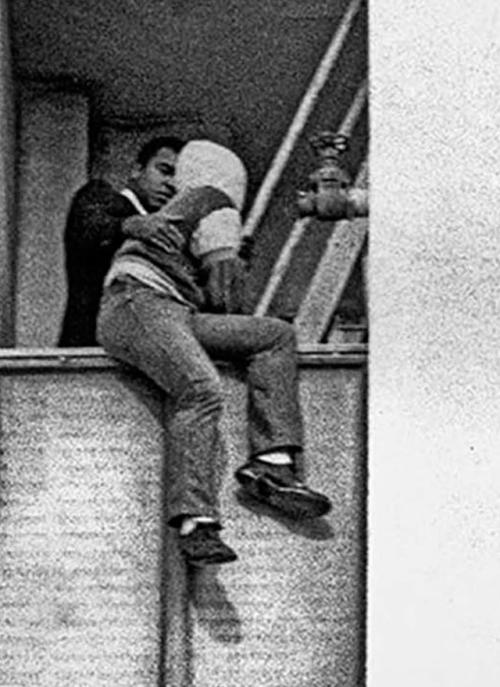 В 1981 году Мухаммед али спас мужчину от прыжка с высоты. 01