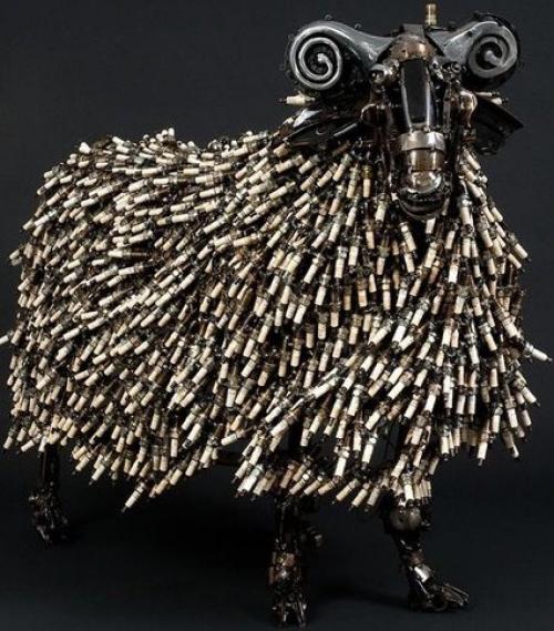 Австралиец Джеймс Корбетт вместе со своей женой занимались утилизацией старых автомобилей. 01