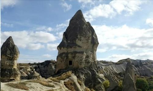 Жилье прямо в скалах, вырубленное тысячи лет назад - диковинная каппадокия. 04