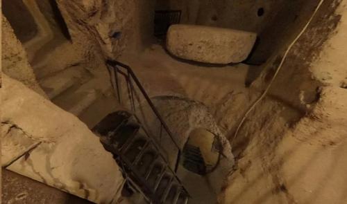 Жилье прямо в скалах, вырубленное тысячи лет назад - диковинная каппадокия. 08