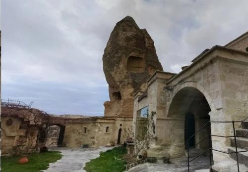 Жилье прямо в скалах, вырубленное тысячи лет назад - диковинная каппадокия. 03