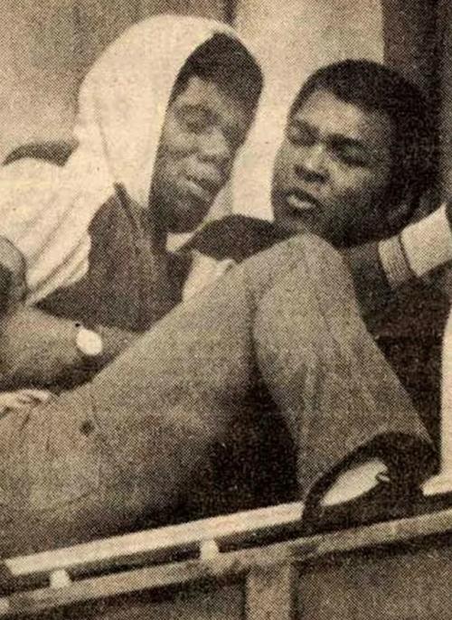 В 1981 году Мухаммед али спас мужчину от прыжка с высоты. 02