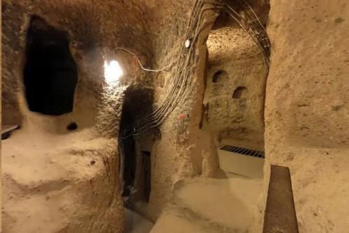 Жилье прямо в скалах, вырубленное тысячи лет назад - диковинная каппадокия. 07