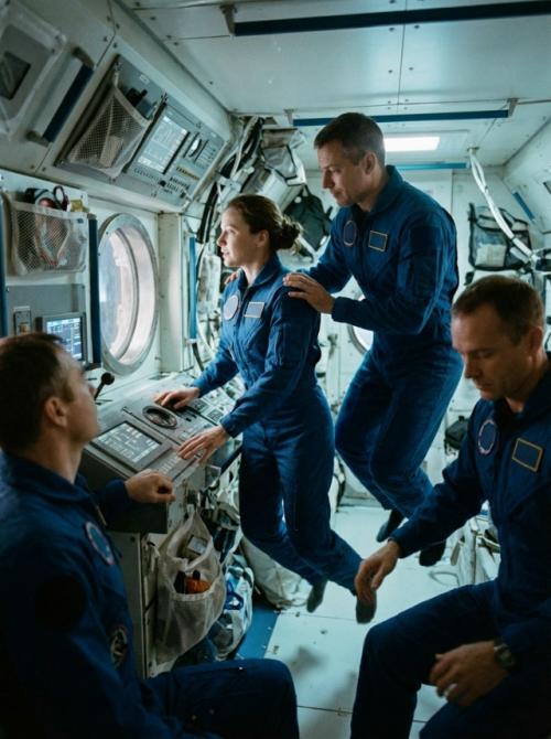 Команда из трех американцев и одного канадского астронавта проводит третий день своего полета вокруг естественного спутника земли. 02