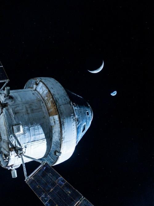 Команда из трех американцев и одного канадского астронавта проводит третий день своего полета вокруг естественного спутника земли. 01