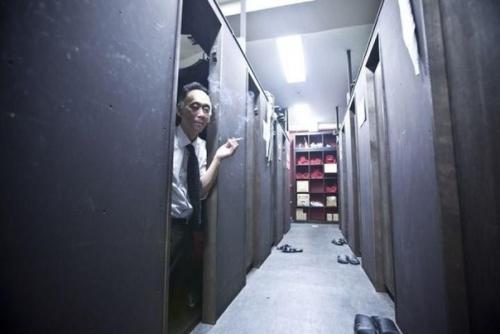 Японские Кибер - Бомжи, живущие в интернет - кафе. 04