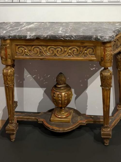 Посетитель обнаружил вызывающий вопросы стол 17 века в нижегородском музее. 01