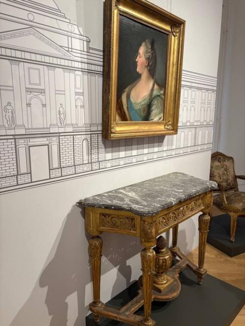 Посетитель обнаружил вызывающий вопросы стол 17 века в нижегородском музее. 02