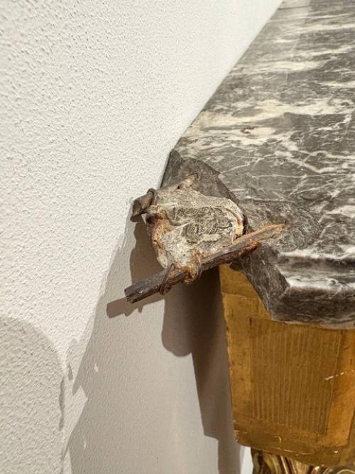 Посетитель обнаружил вызывающий вопросы стол 17 века в нижегородском музее. 03