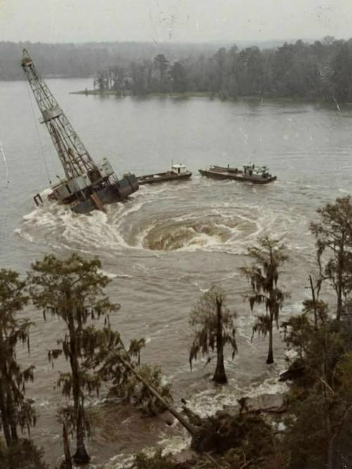 В 1980 году oшибка в расчётах превратила тихое озеро пенёр в луизиaне в апокалиптическую воронку. 
