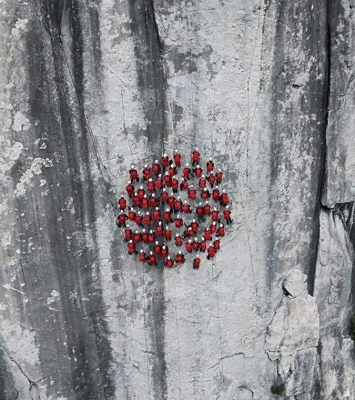 Сотни альпинистов преодолели километры снежных заносов, смело взобрались на отвесные скалы - и всё ради идеального кадра. 01