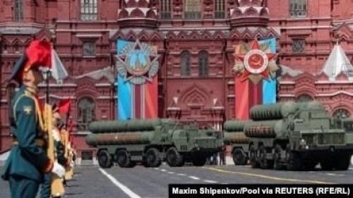 Причина отказа от участия военной техники в параде 9 мая - террористическая угроза, заявил песков. 02
