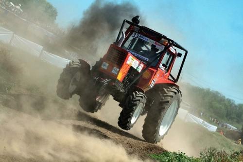 Когда тракторы сходят с ума: самые необычные гонки в России. 01