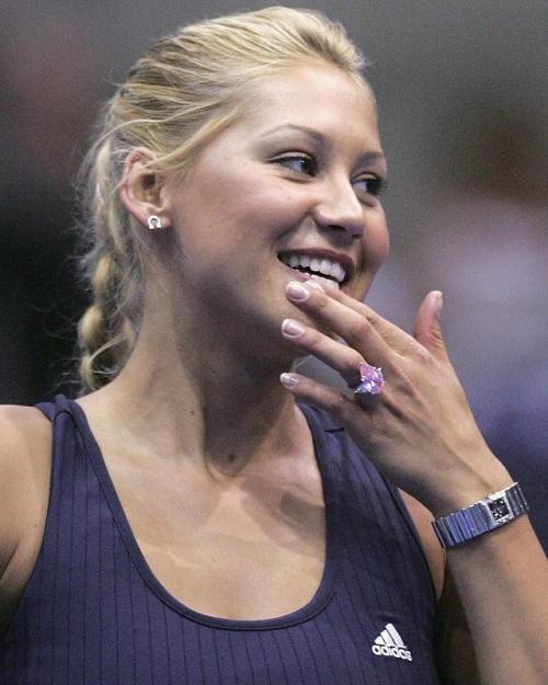 Анна Курникова играла в теннис с кольцом за более чем $5 миллионов в 2004 году. 02