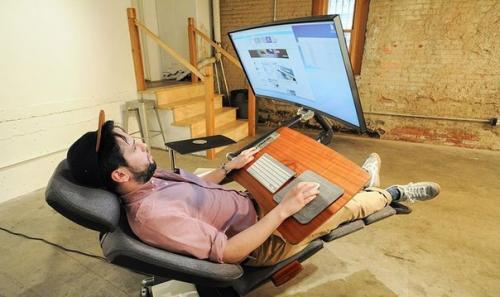 Компьютерный стол, позволяющий работать лёжа.
