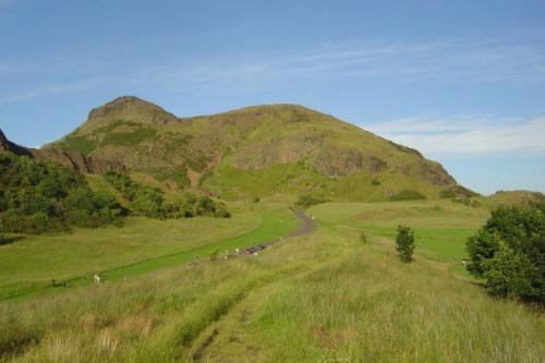 Таинственные гробики в пещере трон артура неподалеку от Эдинбурга найдены. 01