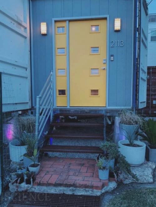 Американец построил себе дом мечты из 11 списанных грузовых контейнеров. 01