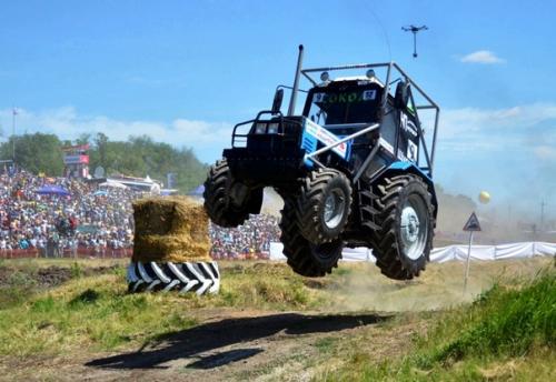 Когда тракторы сходят с ума: самые необычные гонки в России. 02
