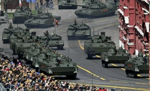Причина отказа от участия военной техники в параде 9 мая - террористическая угроза, заявил песков.

