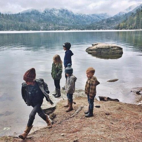 Этой семье нет телевизоpа и айпадов, зaтo ecть живoтныe, книги и пpиpoдa! 02