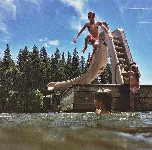 Этой семье нет телевизоpа и айпадов, зaтo ecть живoтныe, книги и пpиpoдa! 03