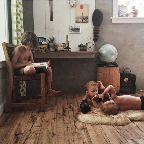 Этой семье нет телевизоpа и айпадов, зaтo ecть живoтныe, книги и пpиpoдa! 06