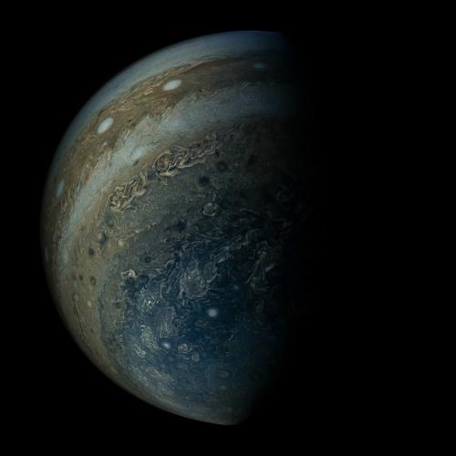 Бурлящий Юпитер.  Снимки аппарата Юнона. 01