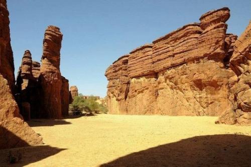 Скалы и арки пустыни эннеди в чаде. 03