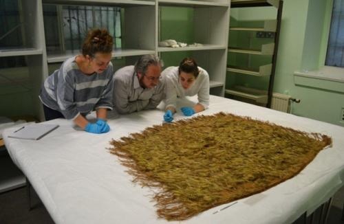 Этот плащ маори сделали из перьев совиного попугая более 200 лет назад. 01 Этот плащ маори сделали из перьев совиного попугая более 200 лет назад. 01