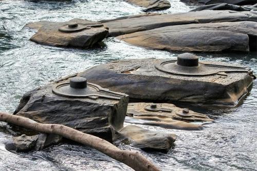 Загадочные каменные фигуры на реке шалмала (Индия). 01