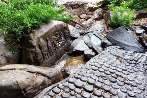 Загадочные каменные фигуры на реке шалмала (Индия). 04