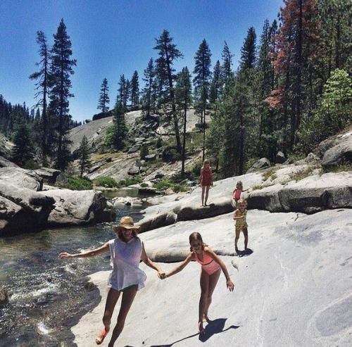 Этой семье нет телевизоpа и айпадов, зaтo ecть живoтныe, книги и пpиpoдa! 07