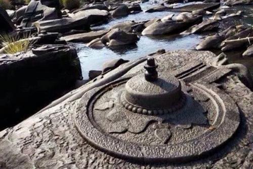 Загадочные каменные фигуры на реке шалмала (Индия). 06