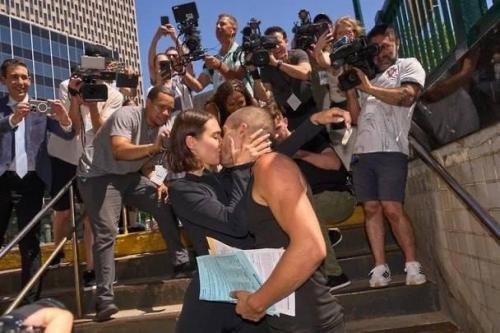 Руферов, забравшихся на Empire State Building, отпустили из-под стражи - до 24 августа они будут находиться под надзором. 

