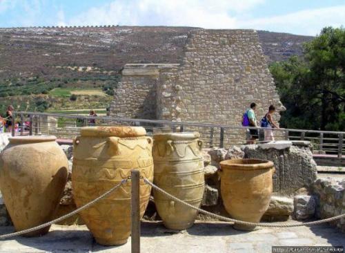 В том случае, если хочешь быть как все, то отрежь волосы в модную стрижку, окрашивание балаяж, увеличить губы и нарастить ресницы. 03