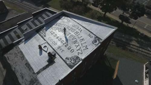 Самая большая в мире доска для спиритических сеансов. Самая большая в мире доска для спиритических сеансов.