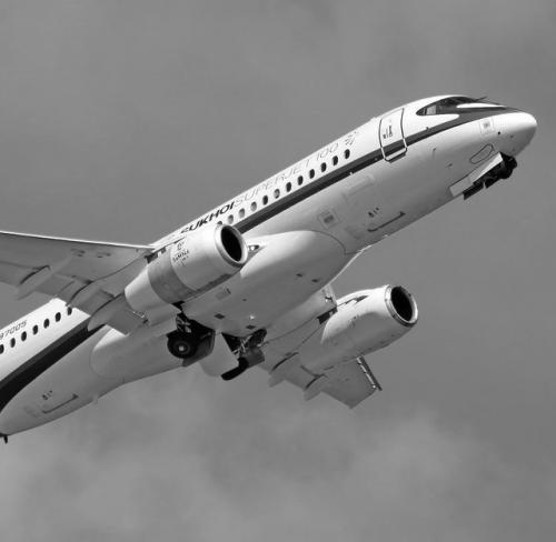 Беда.  В Подмосковье потерпел крушение пассажирский самолет Sukhoi Superjet 100. 01