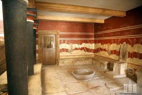 В том случае, если хочешь быть как все, то отрежь волосы в модную стрижку, окрашивание балаяж, увеличить губы и нарастить ресницы. 06