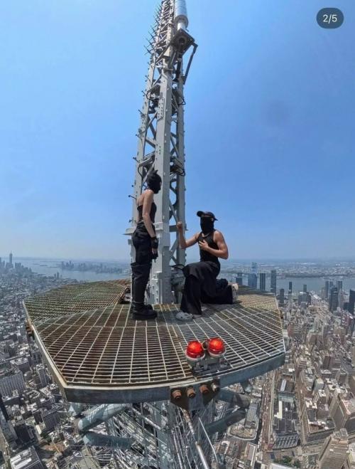 Руферов, забравшихся на Empire State Building, отпустили из-под стражи - до 24 августа они будут находиться под надзором. 01