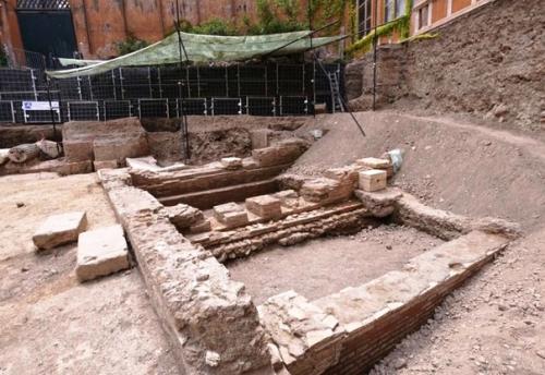 B Pиме строители случайно театр императора Нерона нашли. 02