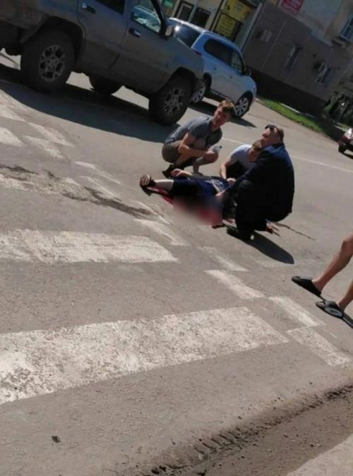В иркутской области лихач во время погони сбил женщину на зебре: ей оторвало часть ноги.

