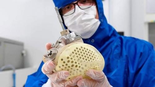 В США впервые в истории имплантировали человеку полностью искусственное сердце. 02