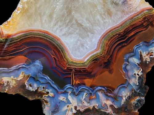 Агат.  Агаты в основном состоят из кремнезема (Sio2) и представляют собой тонковолокнистые агрегаты халцедона со слоистой текстурой. 02