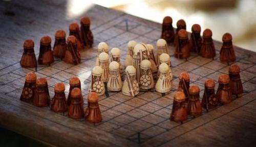 Хнефатафл - скандинавская настольная игра. Хнефатафл - скандинавская настольная игра.