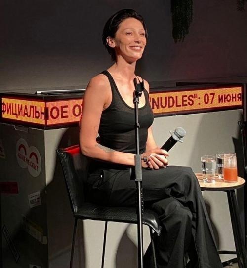 В интернете активно обсуждают видео, которое было снято в баре Насти ивлеевой. 01