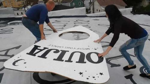 Самая большая в мире доска для спиритических сеансов. 01 Самая большая в мире доска для спиритических сеансов. 01