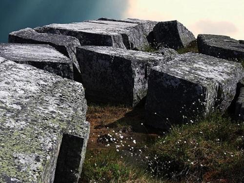 На хребте тулымский камень много обработанных неизвестным способом камней расположено. 03