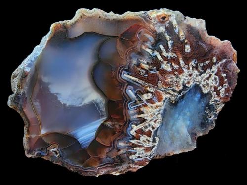 Агат.  Агаты в основном состоят из кремнезема (Sio2) и представляют собой тонковолокнистые агрегаты халцедона со слоистой текстурой. 01