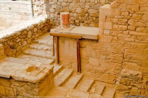 В том случае, если хочешь быть как все, то отрежь волосы в модную стрижку, окрашивание балаяж, увеличить губы и нарастить ресницы. 05